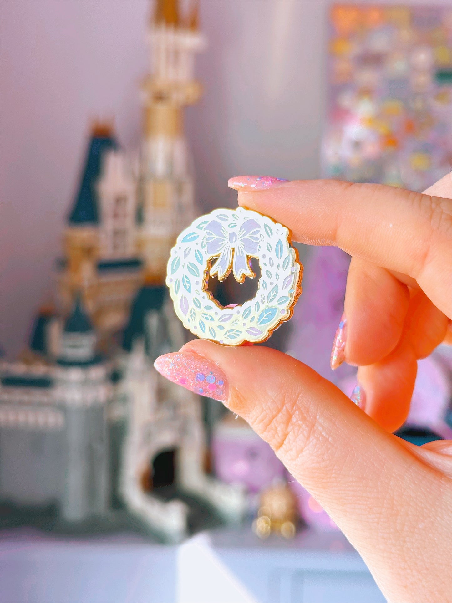 Christmas Wreath Gold Enamel Pin